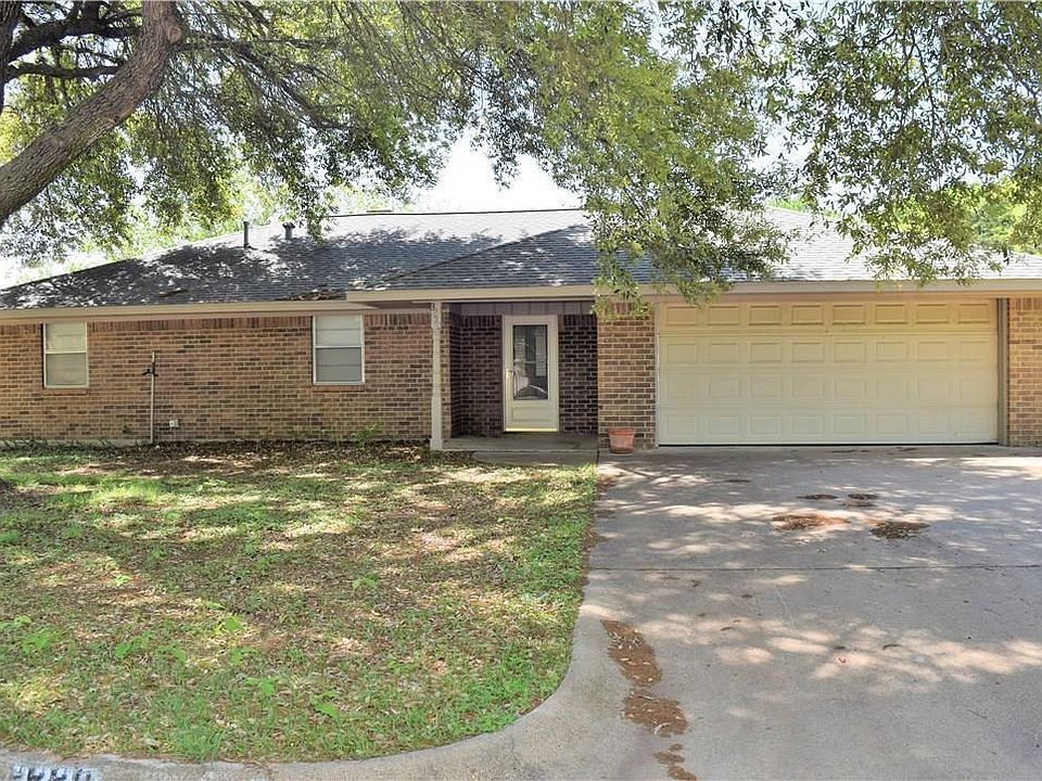 1st image of 3220 Oakridge Dr