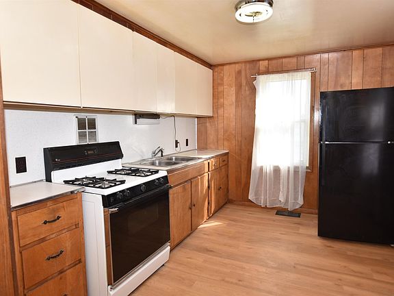 3rd image of 370 N Elm St