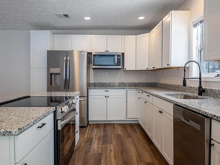 1013 Virginia Ave — Photo 3