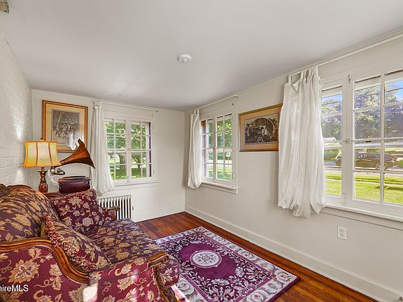 4th image of 84 Williams St