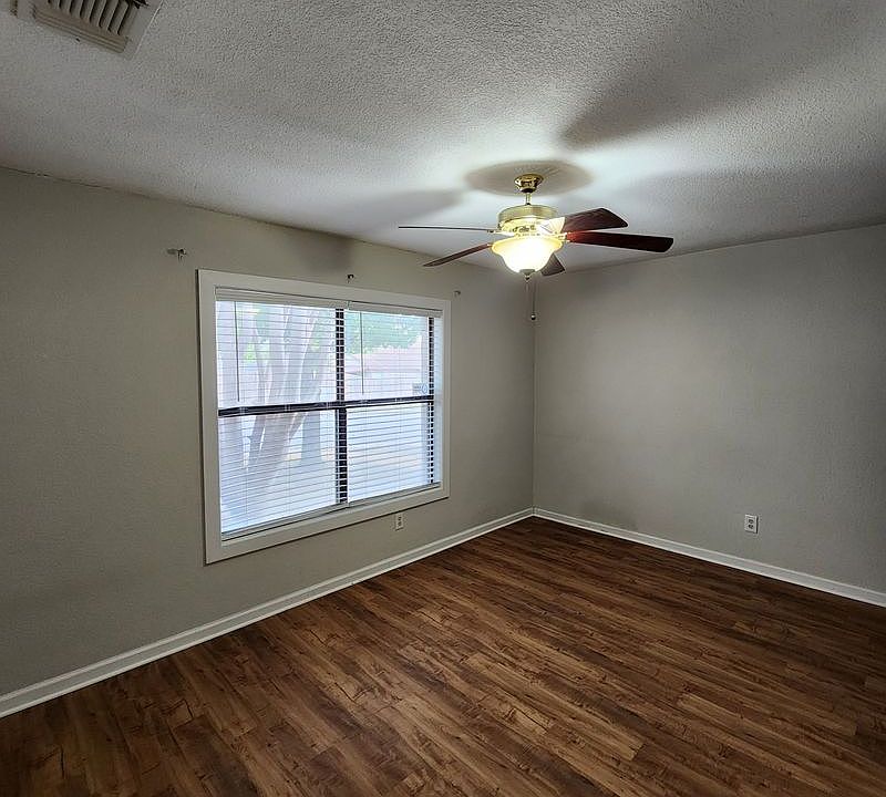 2nd image of 715 Meadow Frg