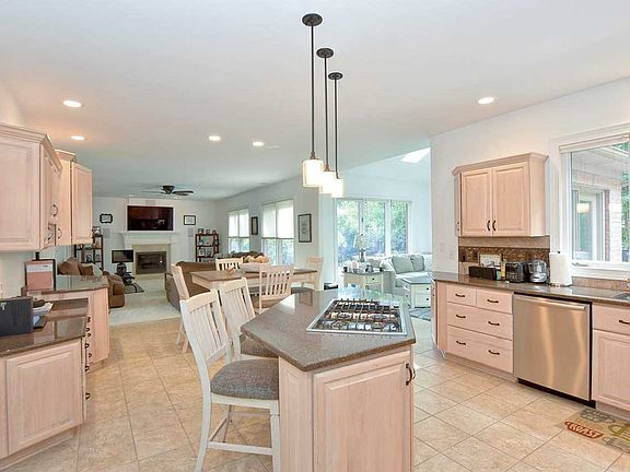 5th image of 1013 Creekside Ct
