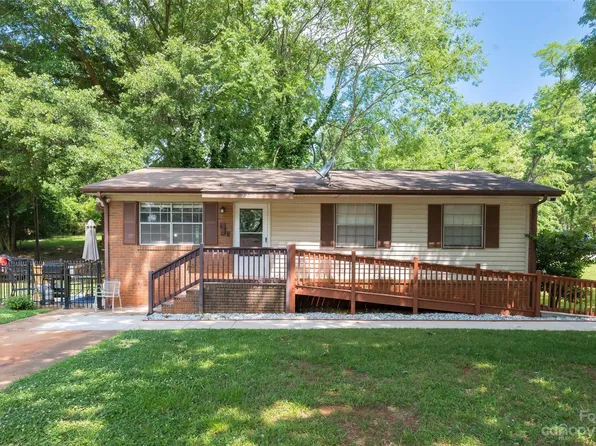 2200 Longleaf Dr, Charlotte, NC 28210