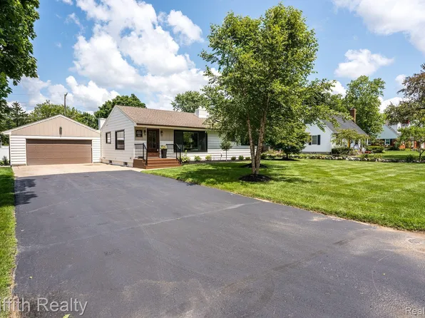 7925 State St, Brighton, MI 48116