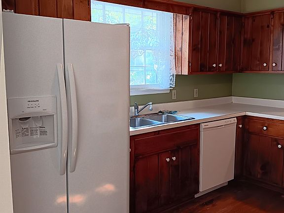 Refrigerator stays. Works good