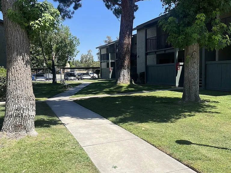 Raintree Garden Apartments — Photo 23