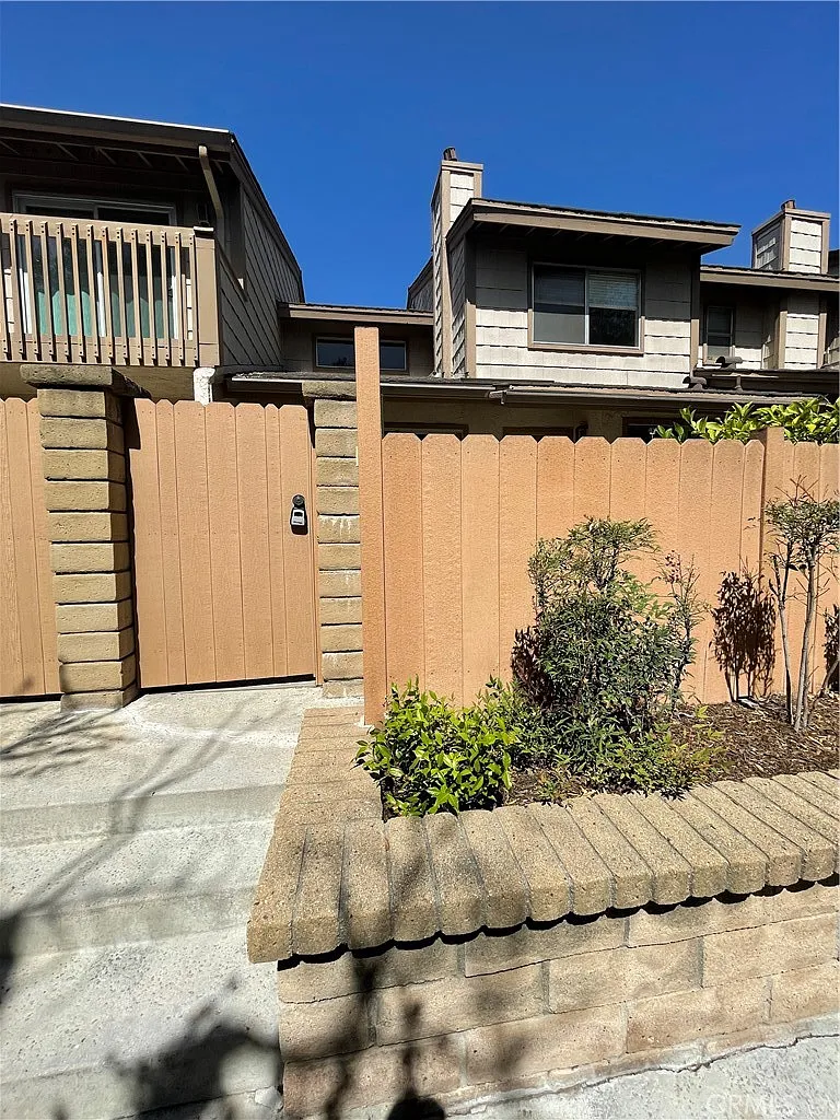 3 bed, 1251 sqft, $3,500 — Photo 3