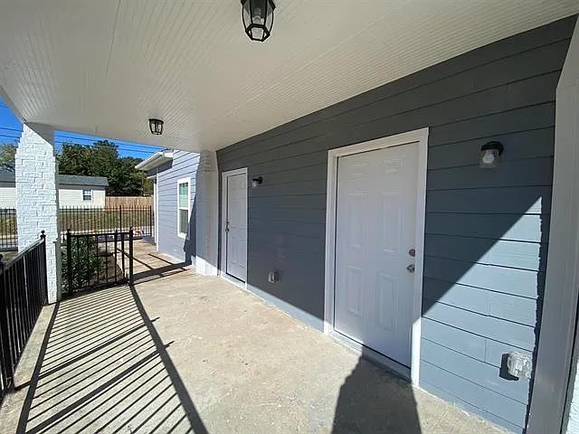 1072 S Barksdale St — Photo 3