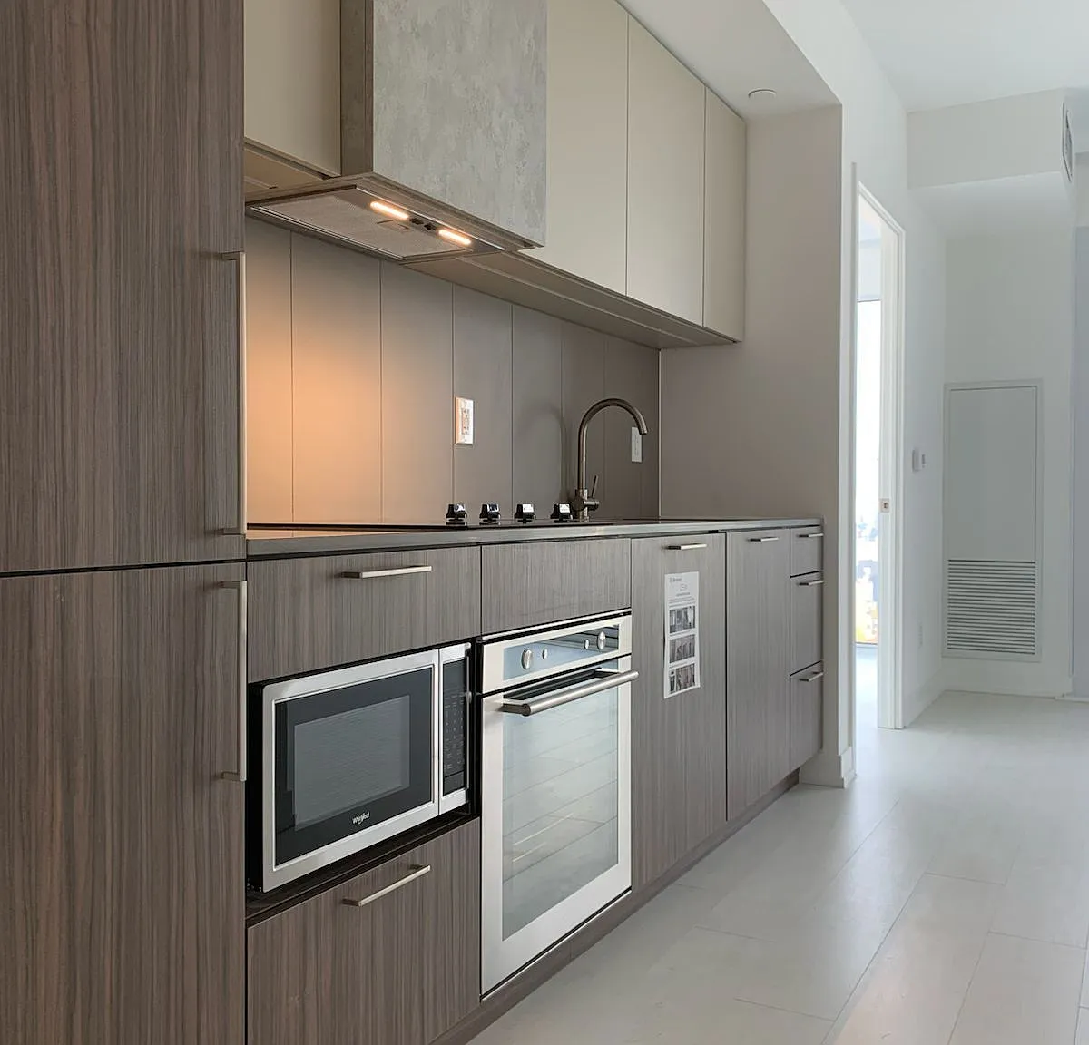 Zen King West Condo — Photo 3