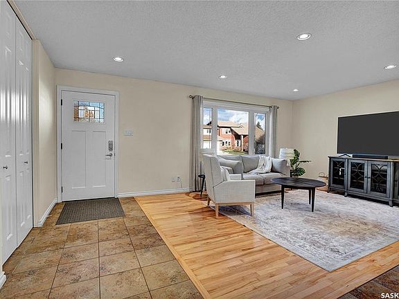 2nd image of 226 Charlebois Cres