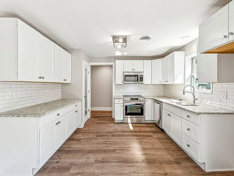 302 W Collins St — Photo 13