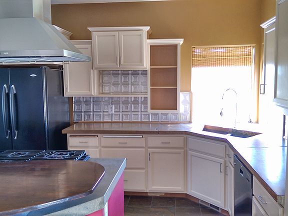 3rd image of 1539 N Willamette Dr