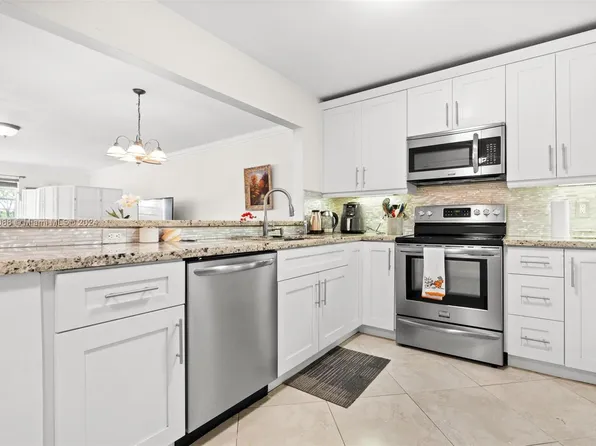 22605 SW 66th Ave APT 204, Boca Raton, FL 33428