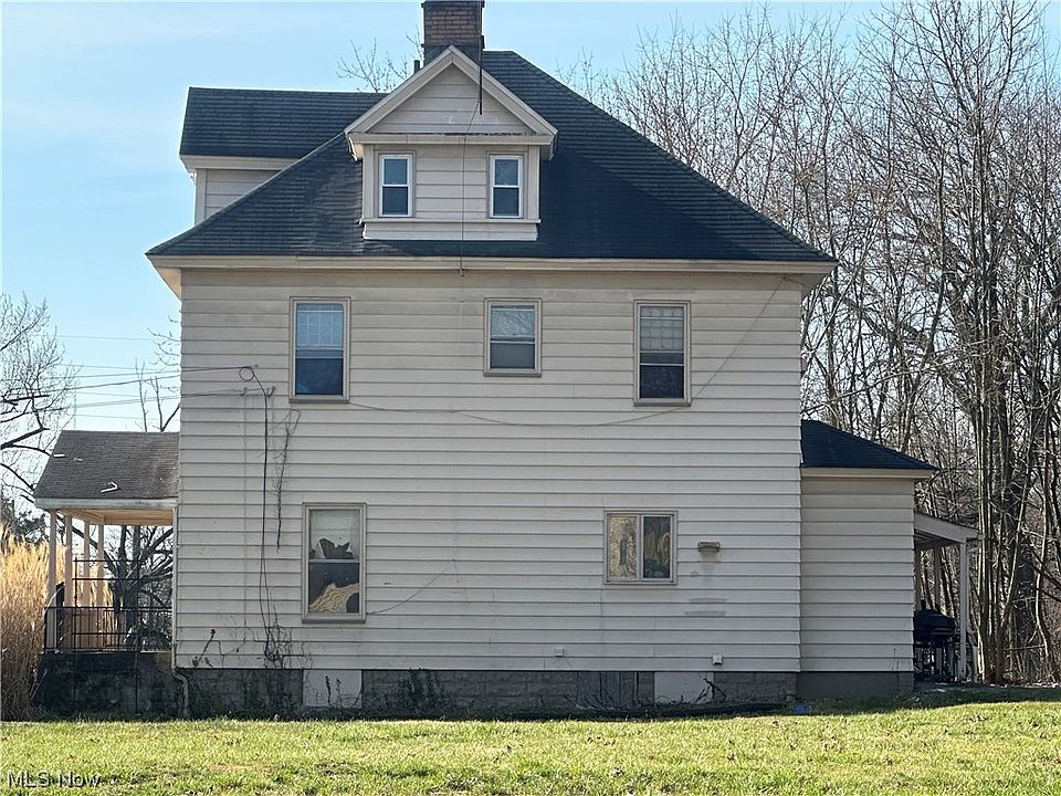 2nd image of 1452 Elm St