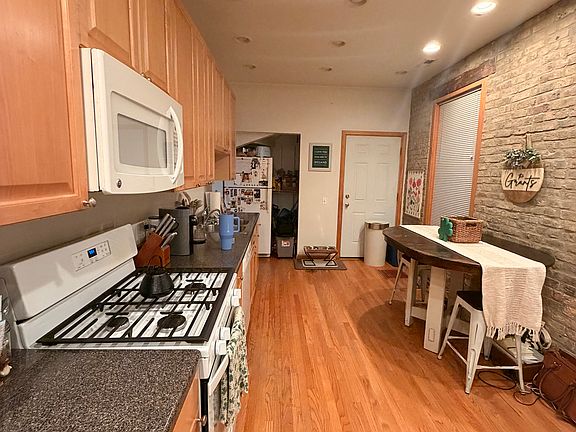 3rd image of 1458 W Augusta Blvd #1G