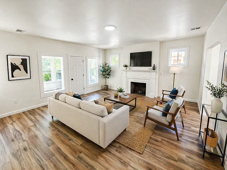 2509 Gladstone St #2 — Photo 2