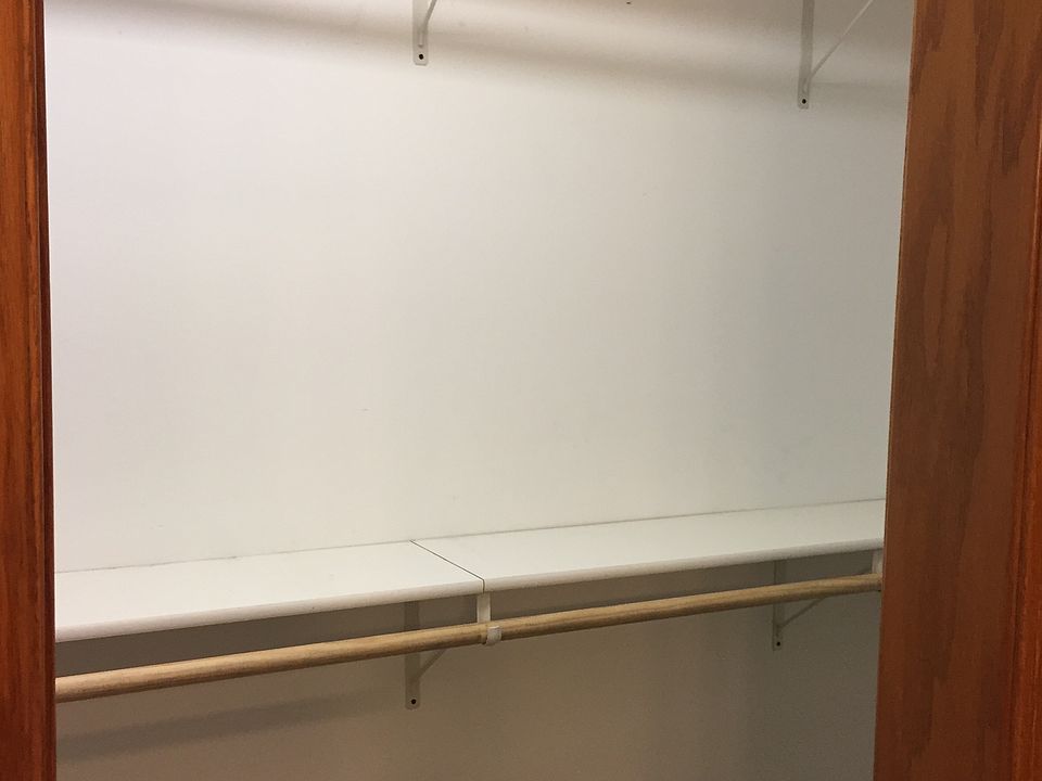 Walk in closet w shelves