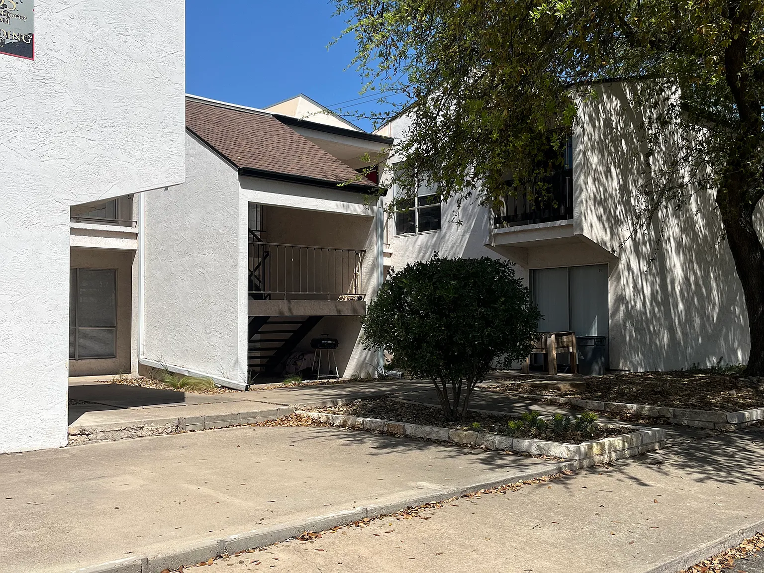 Oxford Court Apartments — Photo 3