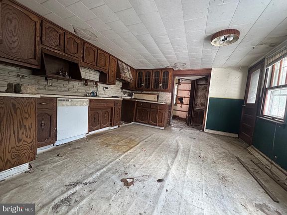 5th image of 613 Williams St