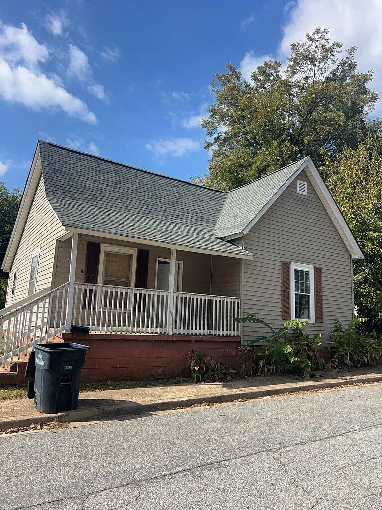 2 bed, 1.0 bath, $875 — Photo 1