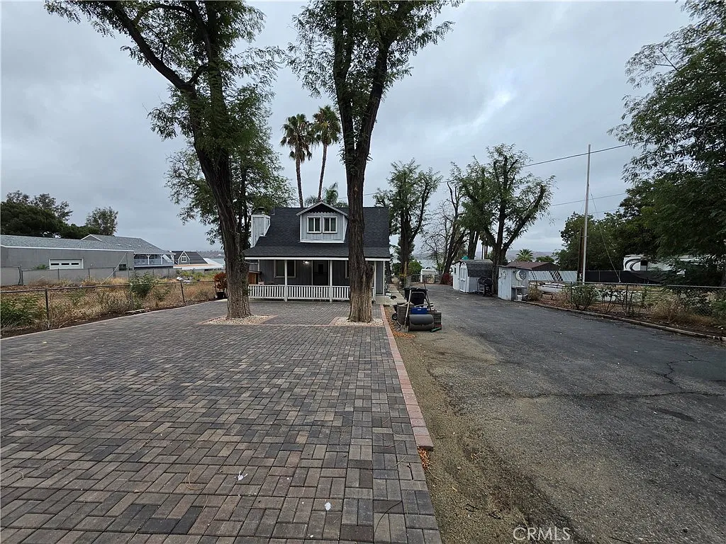 2 bed, 1.5 bath, 1940 sqft, $2,600 — Photo 2