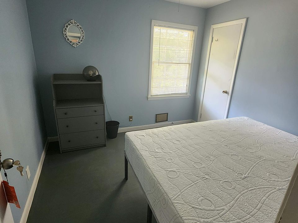 Queen Bed and Closet.