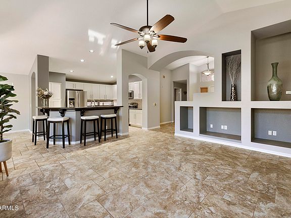 5th image of 1088 E WINDSOR Drive