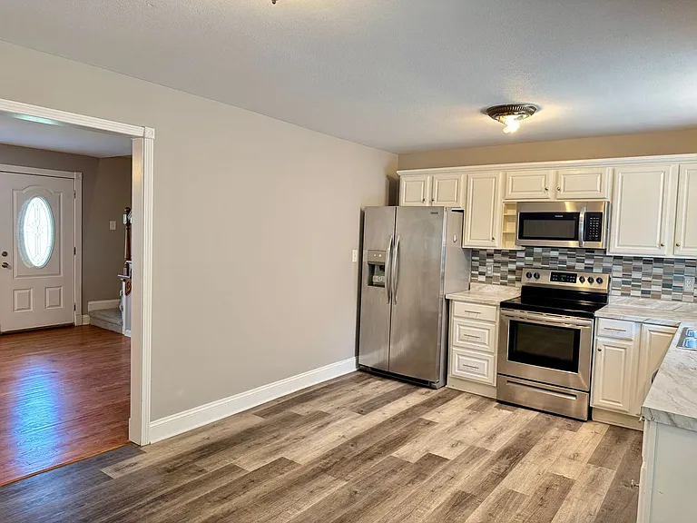 389 Elaine Dr — Photo 5