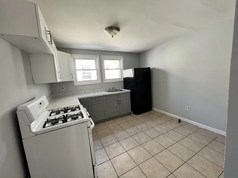 229 Alexander St #2 — Photo 3