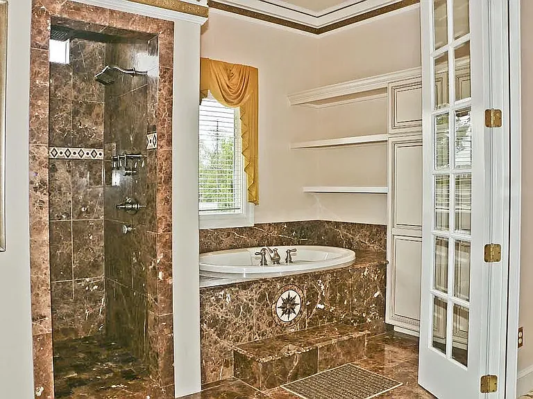 Master bathroom (main floor)