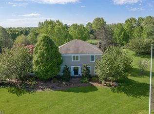 121 Locust Grove Rd, Pittstown, NJ 08867