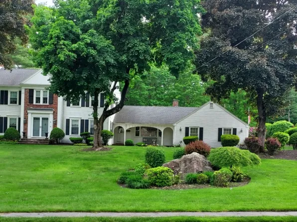 14 Huntingdon Rd, Lynnfield, MA 01940