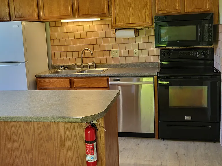 23 Twin Oaks Ter — Photo 2