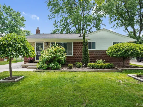 18348 Woodbine St, Fraser, MI 48026