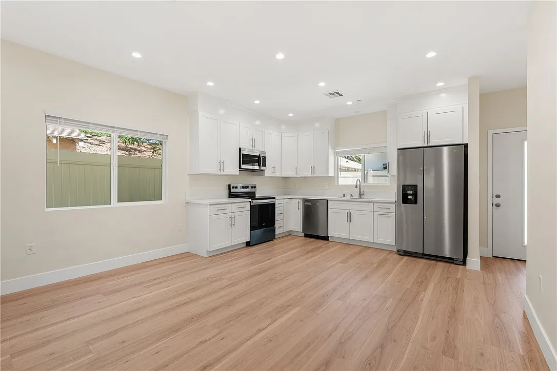 2 bed, 810 sqft, $3,100 — Photo 2