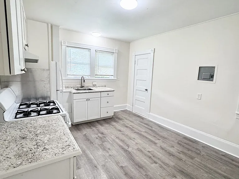 166 Irving St #3L — Photo 3