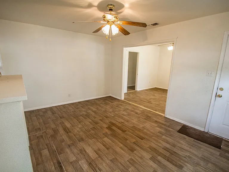 2818 E Houston St — Photo 4