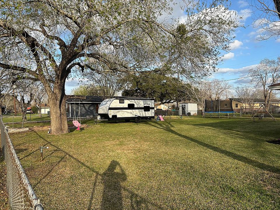 2nd image of 407 Hurst St