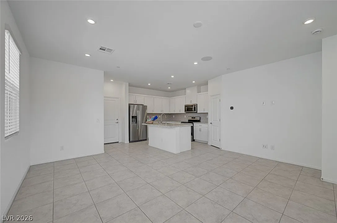 3 bed, 2.5 bath, 1449 sqft, $2,090 — Photo 2