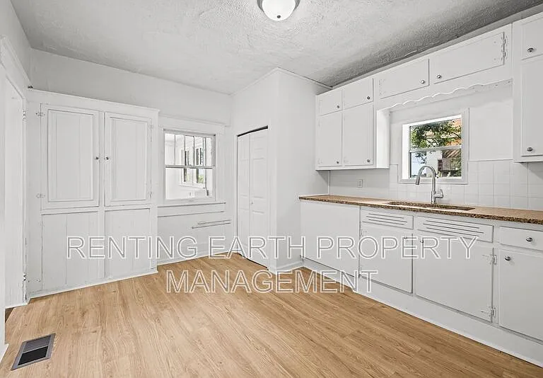 2320 Court R — Photo 13