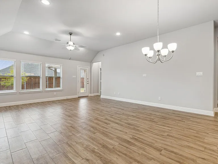 810 Mildren Ln — Photo 7