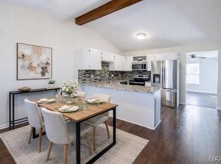 1432 Surrey Ln, Saint Peters, MO