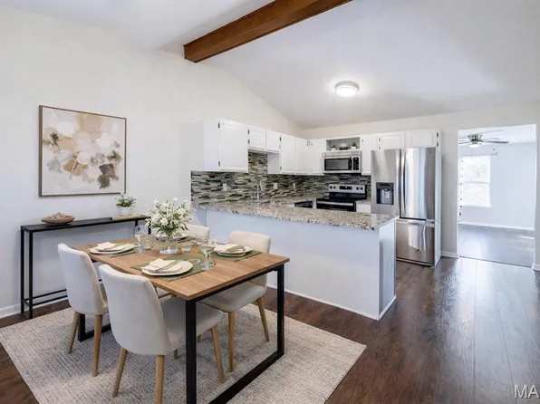 1432 Surrey Ln, Saint Peters, MO 63304