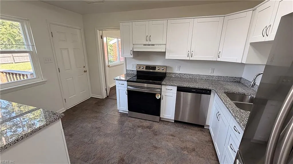 4 bed, 2.5 bath, 2300 sqft, $2,400 — Photo 4