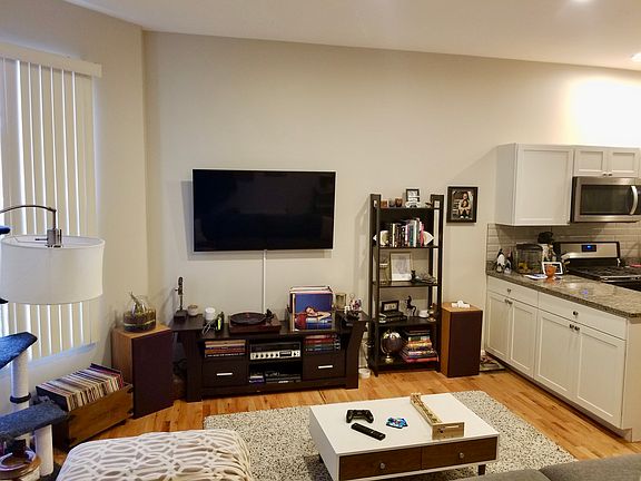 2nd image of 1849 W Wellington Ave APT 1R