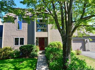 102 Timberwood Rd, West Hartford, CT 06117