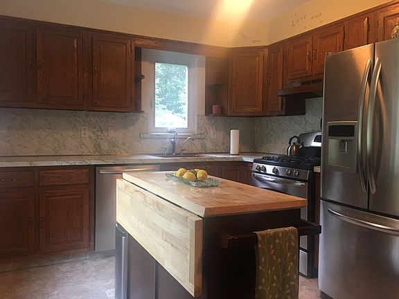 5th image of 20 Sheila Ct