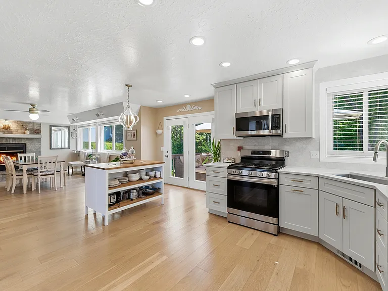 660 Cayias Dr — Photo 7