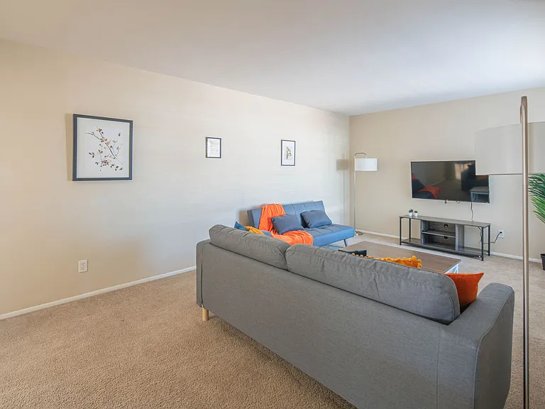 1047 E Alameda Dr — Photo 4