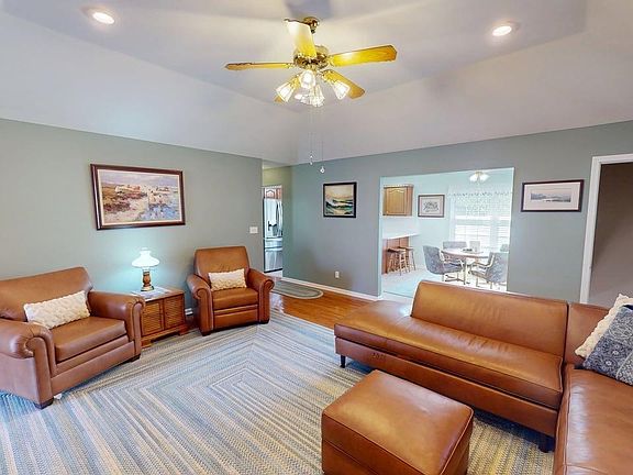 3rd image of 391 Gardenia Ln